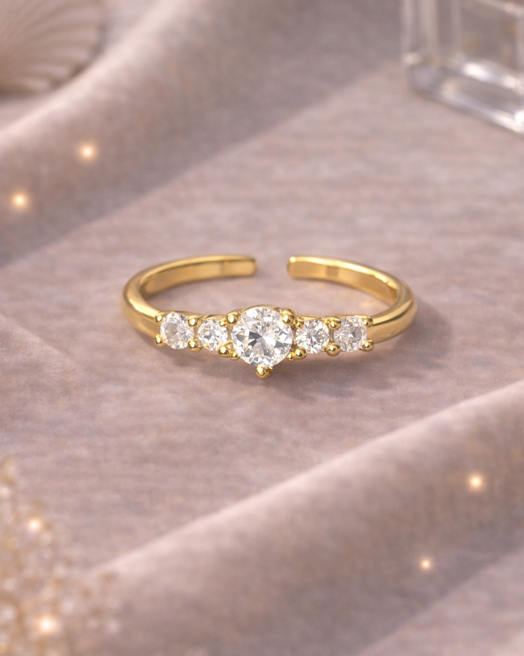 Anillo Ajustable Dorado con Cinco Circones – Acero Inoxidable Quirúrgico
