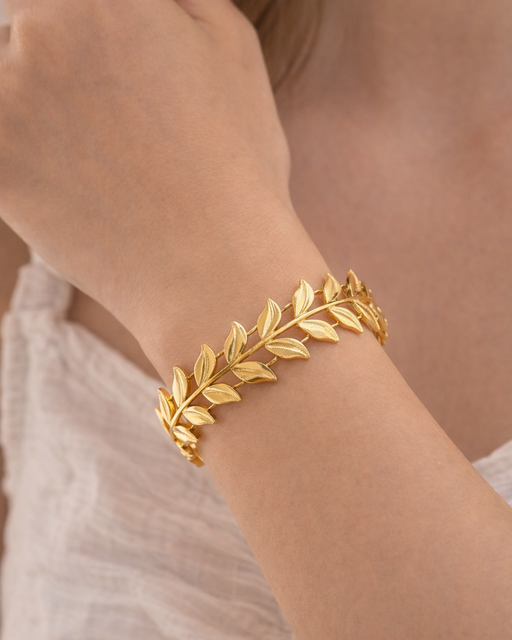 Brazalete Laurel Dorada - Acero Inoxidable Quirúrgico