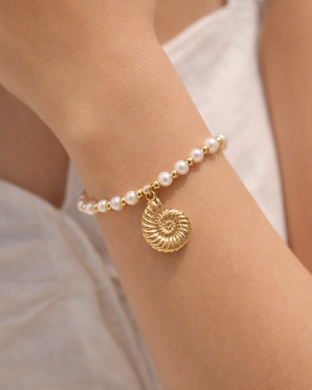 Pulsera Perlas + Caracol Dorado - Acero Inoxidable Quirúrgico 🌊✨